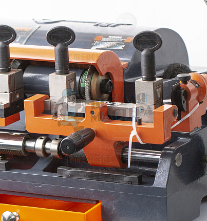 Cтанок Keyworld  100G Универсальный для изготовления ключей