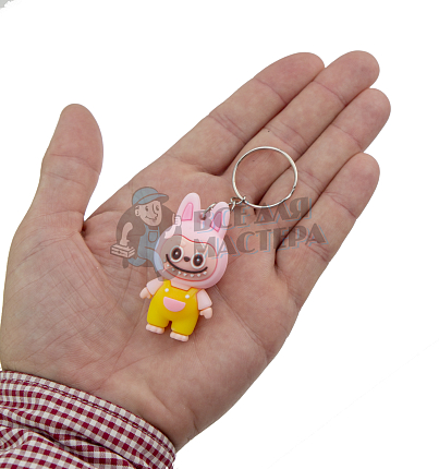 Брелок для ключей "LABUBU" в комбинезоне, цв. розовый/желтый
