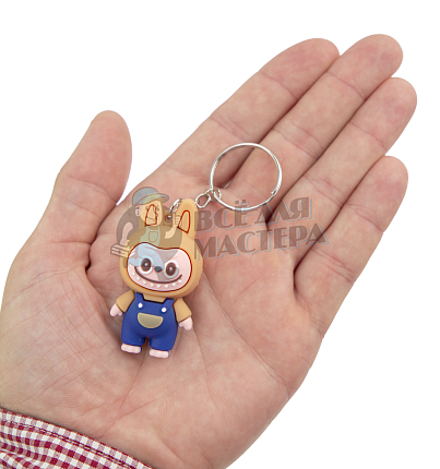 Брелок для ключей "LABUBU" в комбинезоне, цв. бежевый/синий