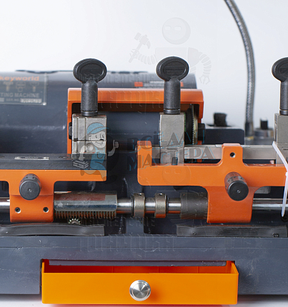 Cтанок Keyworld  100G Универсальный для изготовления ключей