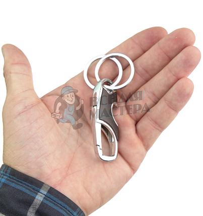 Карабин чёрный с двумя кольцами для ключей и открывашкой коричневый