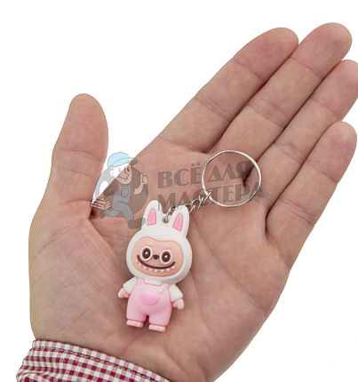 Брелок для ключей "LABUBU" в комбинезоне, цв. белый/розовый