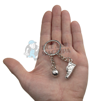 Брелок для ключей "Кроссовок с мячом" 