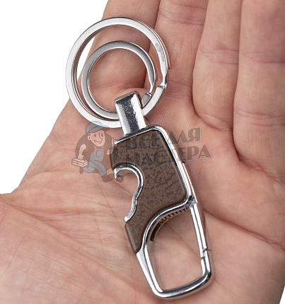 Карабин коричневый с двумя кольцами для ключей и открывашкой 