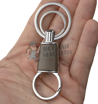 Карабин с двумя кольцами для ключей коричневый